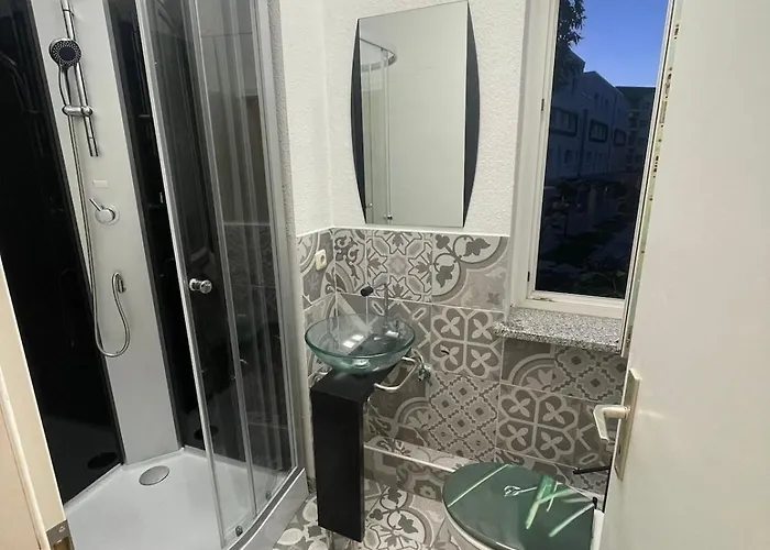 Grosse Fuer Bis Zu 8 Personen Mit 2 Badezimmern Apartmán