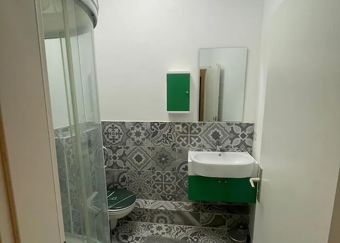 Grosse Fuer Bis Zu 8 Personen Mit 2 Badezimmern Merseburg